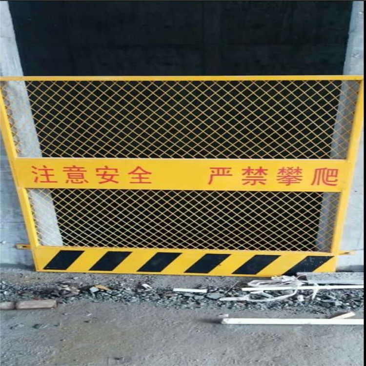 鋼板網(wǎng)井口防護門@樓房專用電梯井口防護門@湖北井口防護網(wǎng)生產廠家