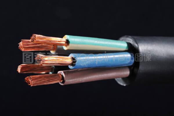 一種看似普通卻至關(guān)重要的數(shù)字連接器 電源線的意義與演進(jìn)